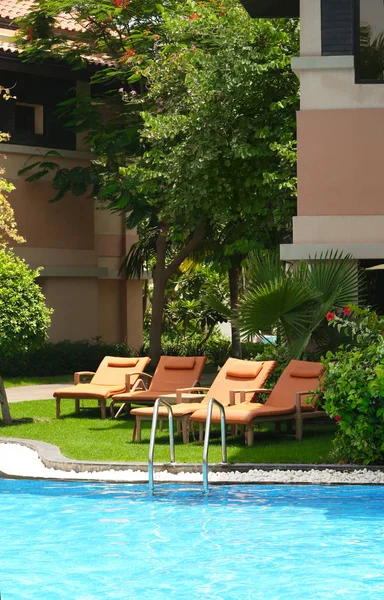 Ligbedden Buurt Van Moderne Zwembad Resort — Stockfoto