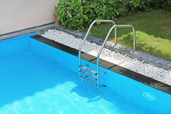 Moderna Piscina Con Escaleras Aire Libre — Foto de Stock