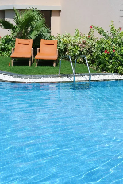 Ligbedden Buurt Van Moderne Zwembad Met Trappen Buitenshuis — Stockfoto