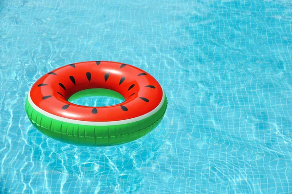 Anneau Gonflable Flottant Dans Piscine Jour Ensoleillé — Photo