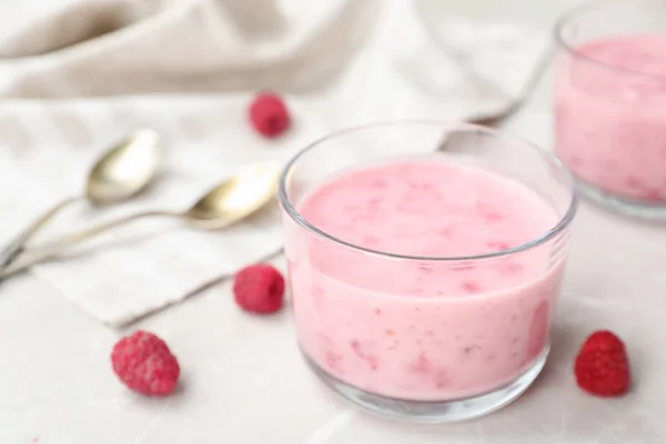 Leckeres Dessert Mit Himbeeren Glas Auf Dem Tisch — Stockfoto