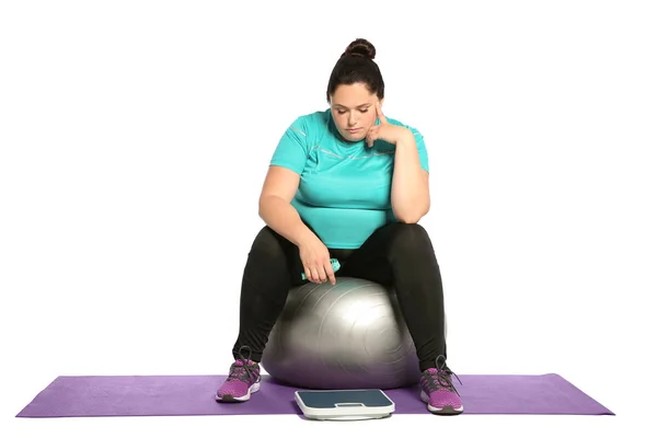 白い背景の上のテープ フィットネス ボールを測定スケール 動揺の肥満女性 — ストック写真