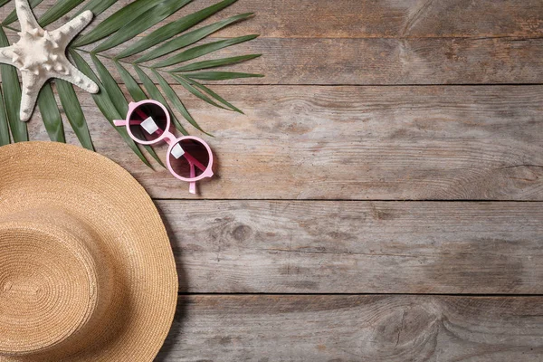 Composición Plana Con Sombrero Gafas Sol Sobre Fondo Madera Objetos —  Fotos de Stock