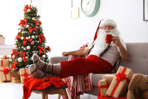 Настоящий Санта Клаус Отдыхает Чашкой Чая Диване Помещении — стоковое фото