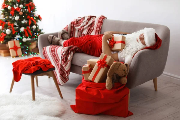 Автентичний Санта Клаус Подарунок Спати Дивані Приміщенні — стокове фото