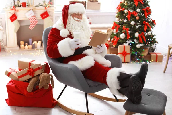 Papai Noel Autêntico Com Vidro Livro Leitura Leite Dentro Casa — Fotografia de Stock