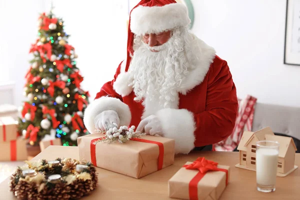 Autentické Santa Claus Obtékání Dárek Stolu Uvnitř — Stock fotografie