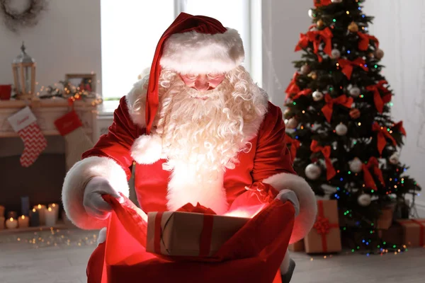 Otantik Noel Baba hediye kapalı torba ile