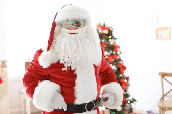 Authentischer Weihnachtsmann Mit Lustigen Gläsern Drinnen — Stockfoto