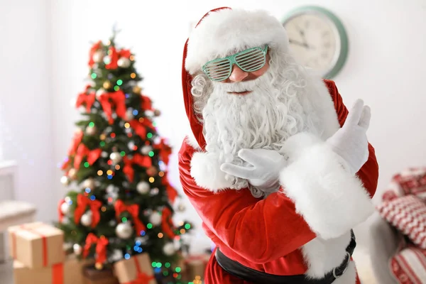 Autêntico Papai Noel Com Óculos Engraçados Dentro Casa — Fotografia de Stock