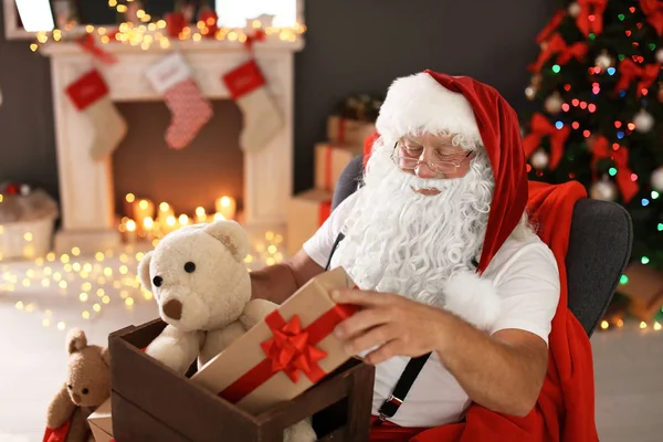 Autentické Santa Claus Drží Uvnitř Dřevěné Bedny Dárky — Stock fotografie