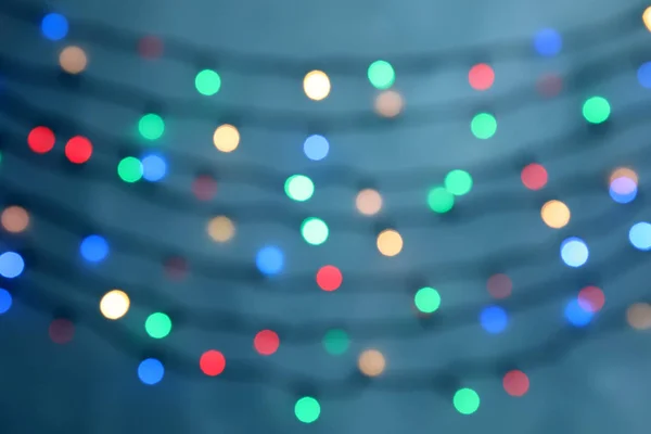Verschwommene Ansicht Der Weihnachtsbeleuchtung Auf Farbigem Hintergrund — Stockfoto