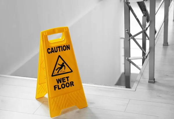 Señal Seguridad Con Frase Precaución Piso Mojado Cerca Escaleras Servicio —  Fotos de Stock