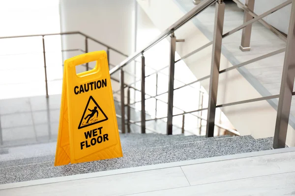 Sinal Segurança Com Frase Cuidado Piso Molhado Nas Escadas Serviço — Fotografia de Stock