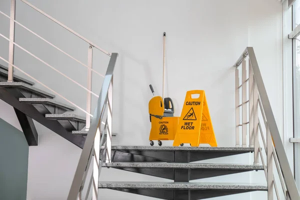 Biztonsági Jel Mondat Óvatosan Nedves Padló Mop Vödör Lépcsőn Takarítás — Stock Fotó