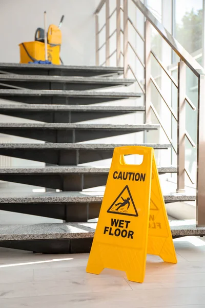 Biztonsági Jel Mondat Óvatosan Nedves Padló Lépcső Közelében Takarítás — Stock Fotó