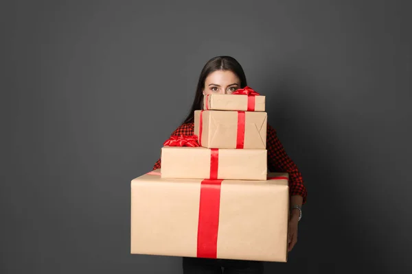 Jovem Com Presentes Natal Fundo Cinza — Fotografia de Stock