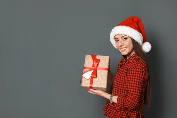 Молодая Женщина Рождественским Подарком Сером Фоне — стоковое фото