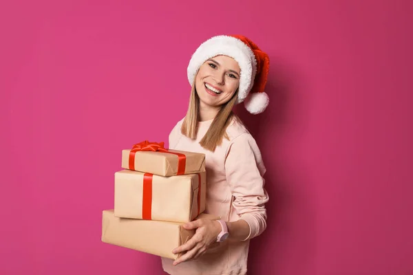 Молодая Женщина Рождественскими Подарками Цветном Фоне — стоковое фото