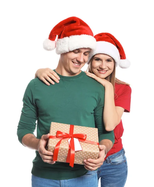若いカップルは白い背景の上のクリスマス プレゼント — ストック写真