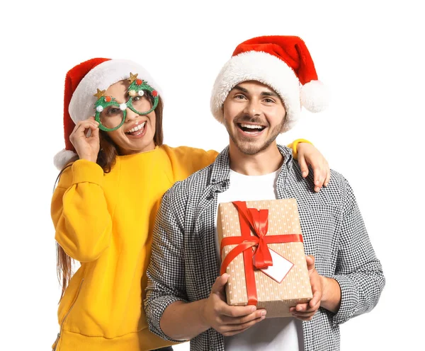 白色背景圣诞礼物的年轻夫妇 — 图库照片