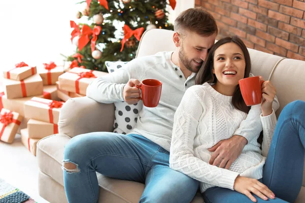 Heureux Jeune Couple Célébrant Noël Maison — Photo