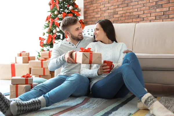 Jeune Homme Donnant Cadeau Noël Petite Amie Maison — Photo