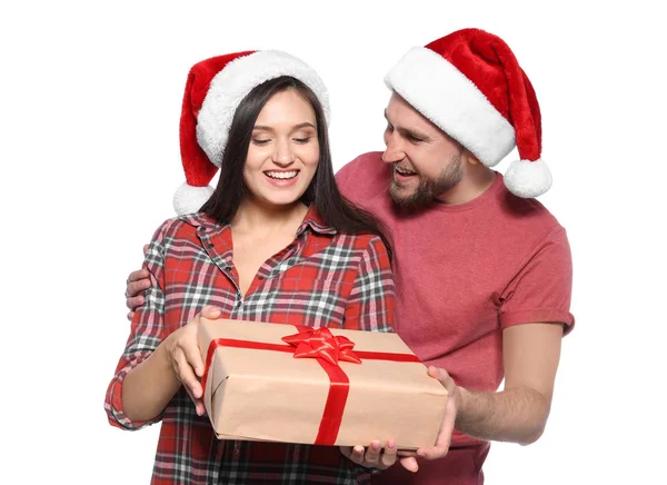若いカップルは白い背景の上のクリスマス プレゼント — ストック写真