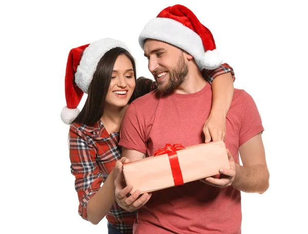 Beyaz Arka Plan Üzerinde Noel Hediye Ile Genç Çift — Stok fotoğraf