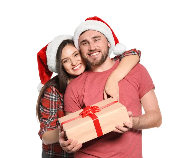 Beyaz Arka Plan Üzerinde Noel Hediye Ile Genç Çift — Stok fotoğraf
