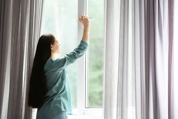 Joven Hermosa Mujer Abriendo Gran Ventana Habitación — Foto de Stock