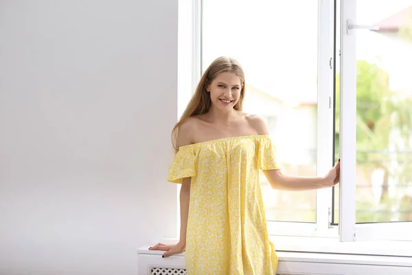 Genç Güzel Kadın Odada Büyük Penceresini Açma — Stok fotoğraf
