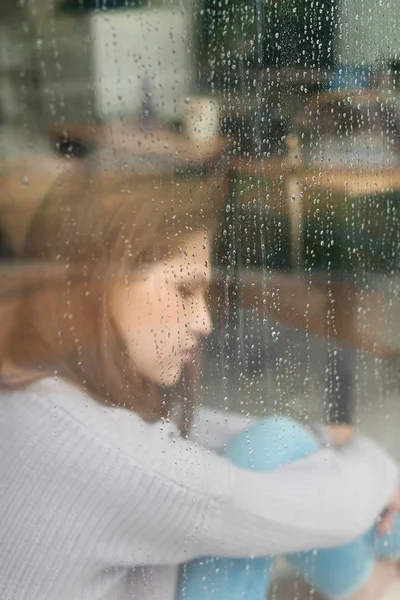 Przygnębiona Młoda Kobieta Pobliżu Okna Widok Zewnątrz — Zdjęcie stockowe