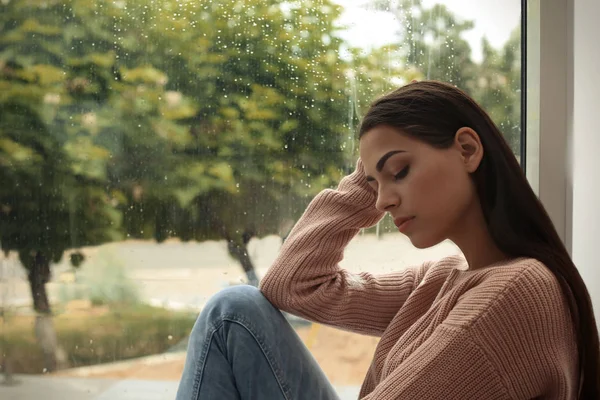 Jovem Mulher Triste Sentada Perto Janela Casa — Fotografia de Stock