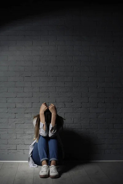 Одинокая Женщина Страдающая Депрессии Возле Кирпичной Стены — стоковое фото