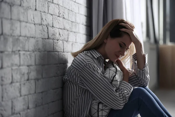 Mujer Solitaria Que Sufre Depresión Casa — Foto de Stock