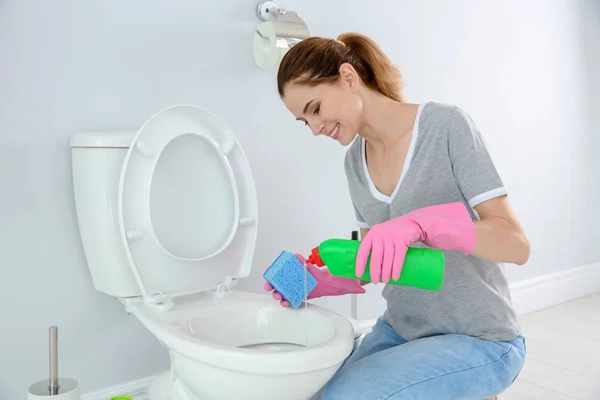Mulher Limpeza Vaso Sanitário Banheiro — Fotografia de Stock