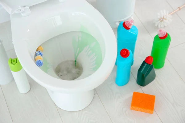 Tazón Inodoro Cerámica Botellas Detergente Artículos Limpieza Baño Moderno — Foto de Stock