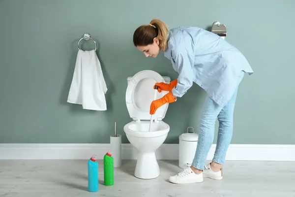 Mulher Limpeza Vaso Sanitário Banheiro — Fotografia de Stock