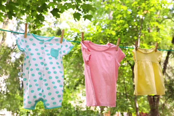 Linea Lavanderia Con Vestiti Bambini All Aperto Nella Giornata Sole — Foto Stock