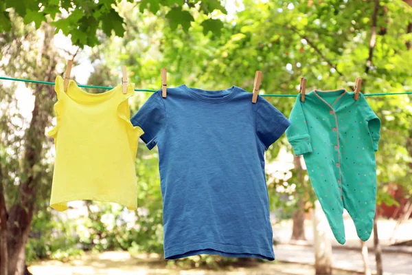 Çamaşırhane Satır Güneşli Günü Açık Havada Çocuğun Giysileri Ile — Stok fotoğraf