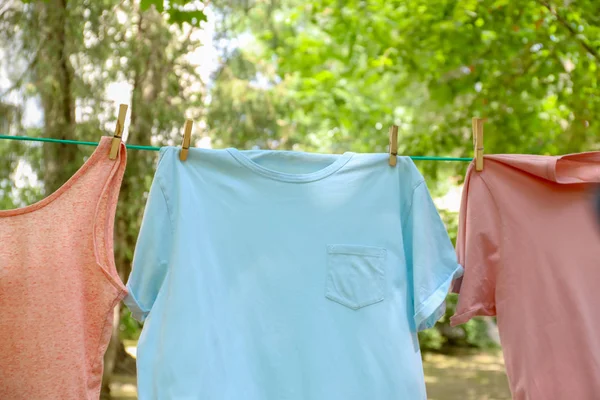 Línea Lavandería Con Ropa Aire Libre Día Soleado —  Fotos de Stock