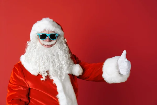 Auténtico Santa Claus Con Gafas Sol Sobre Fondo Color —  Fotos de Stock