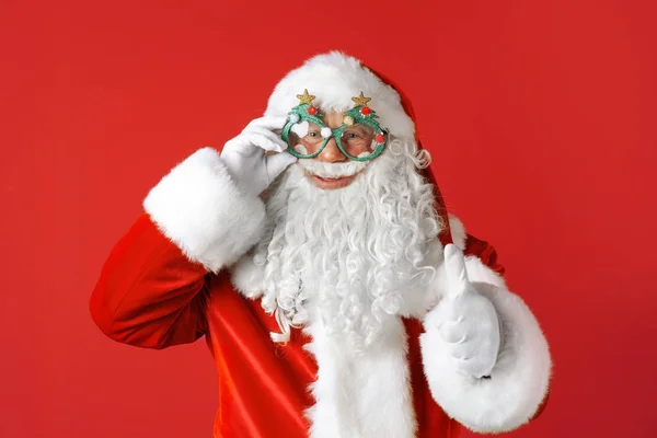 Authentischer Weihnachtsmann Mit Lustiger Brille Auf Farbigem Hintergrund — Stockfoto