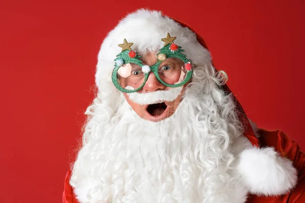Auténtico Santa Claus Con Gafas Divertidas Sobre Fondo Color —  Fotos de Stock