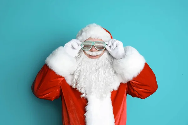 Auténtico Santa Claus Con Gafas Divertidas Sobre Fondo Color —  Fotos de Stock