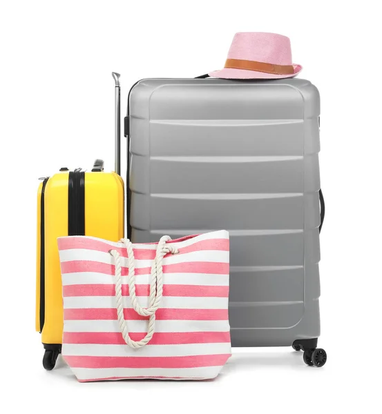 新的手提箱和袋子包装为旅途在白色背景 — 图库照片