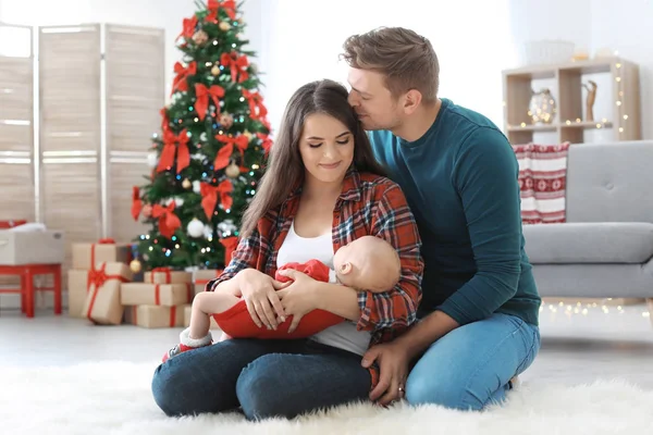 Pareja Feliz Con Bebé Celebrando Navidad Juntos Casa —  Fotos de Stock