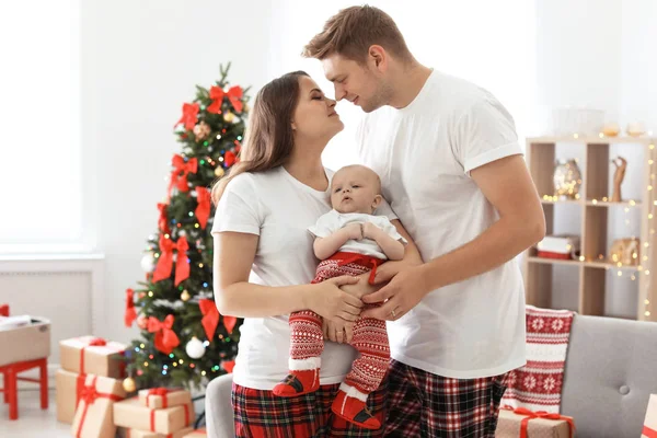 Mutlu Çifte Kutlama Noel Birlikte Evde Bebekle — Stok fotoğraf