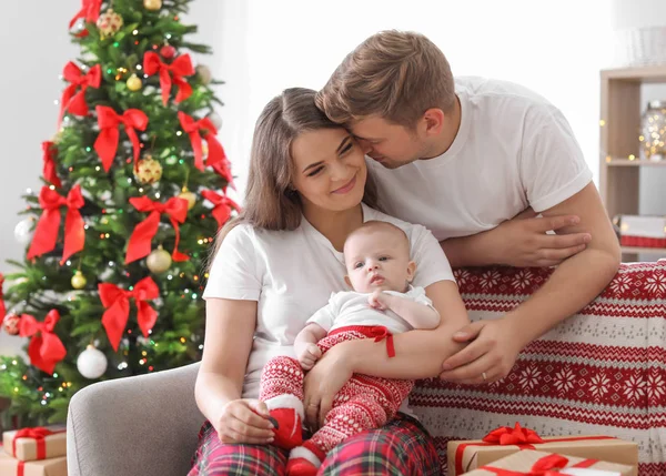 Pareja Feliz Con Bebé Celebrando Navidad Juntos Casa —  Fotos de Stock